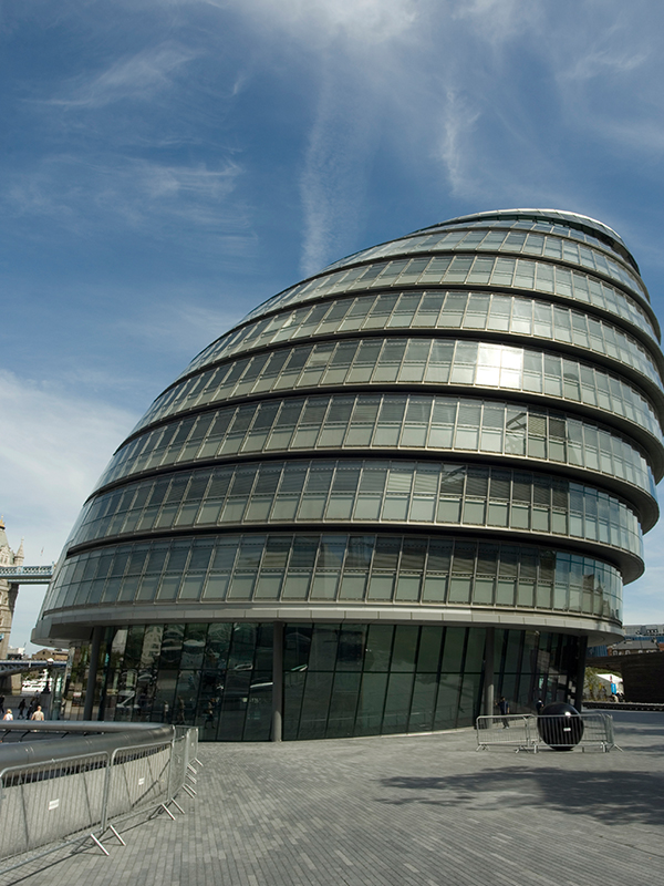 Norman Foster zeichnet sich für berühmte Gebäude, wie zum Beispiel die London City Hall, verantwortlich